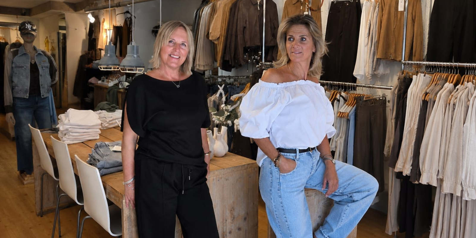 Vrouw in linnen zomeroutfit in zacht daglicht