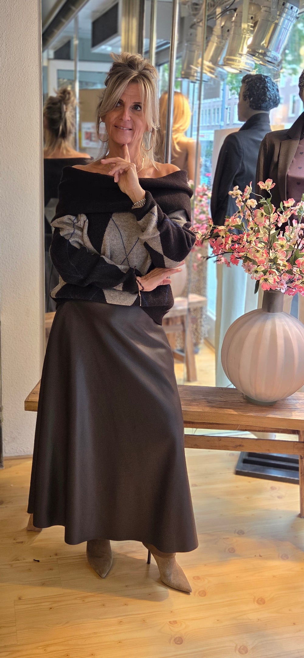 Trui off shoulder ruit bruin